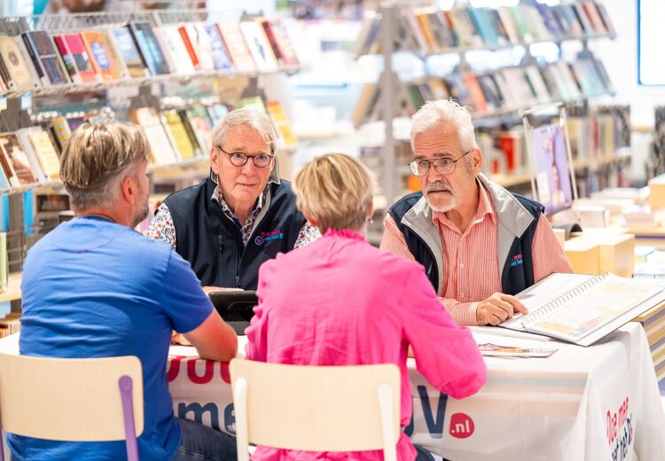 De vrijwilligers helpen je bij al je vragen over het openbaar vervoer.